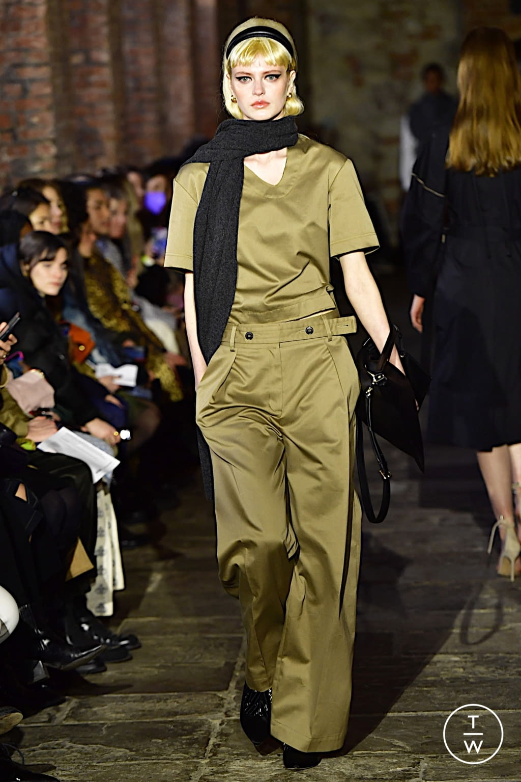 Fashion Week London Fall/Winter 2022 look 14 de la collection Eudon Choi womenswear