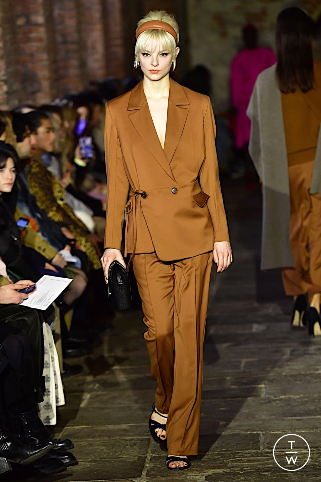 Fashion Week London Fall/Winter 2022 look 29 de la collection Eudon Choi womenswear