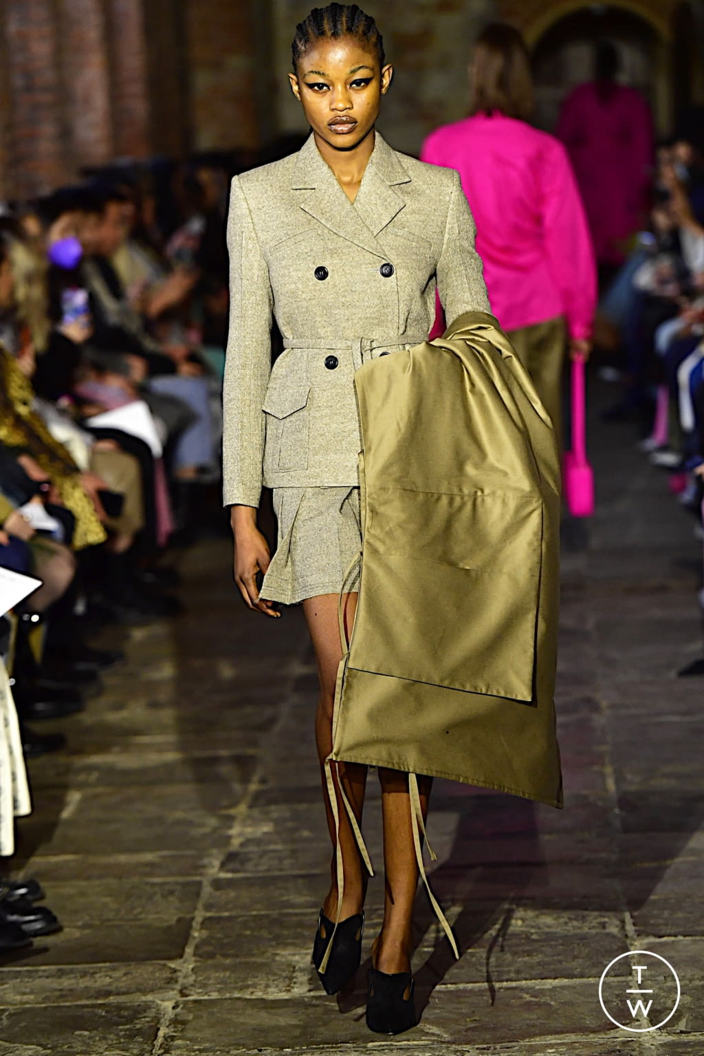 Fashion Week London Fall/Winter 2022 look 32 de la collection Eudon Choi womenswear