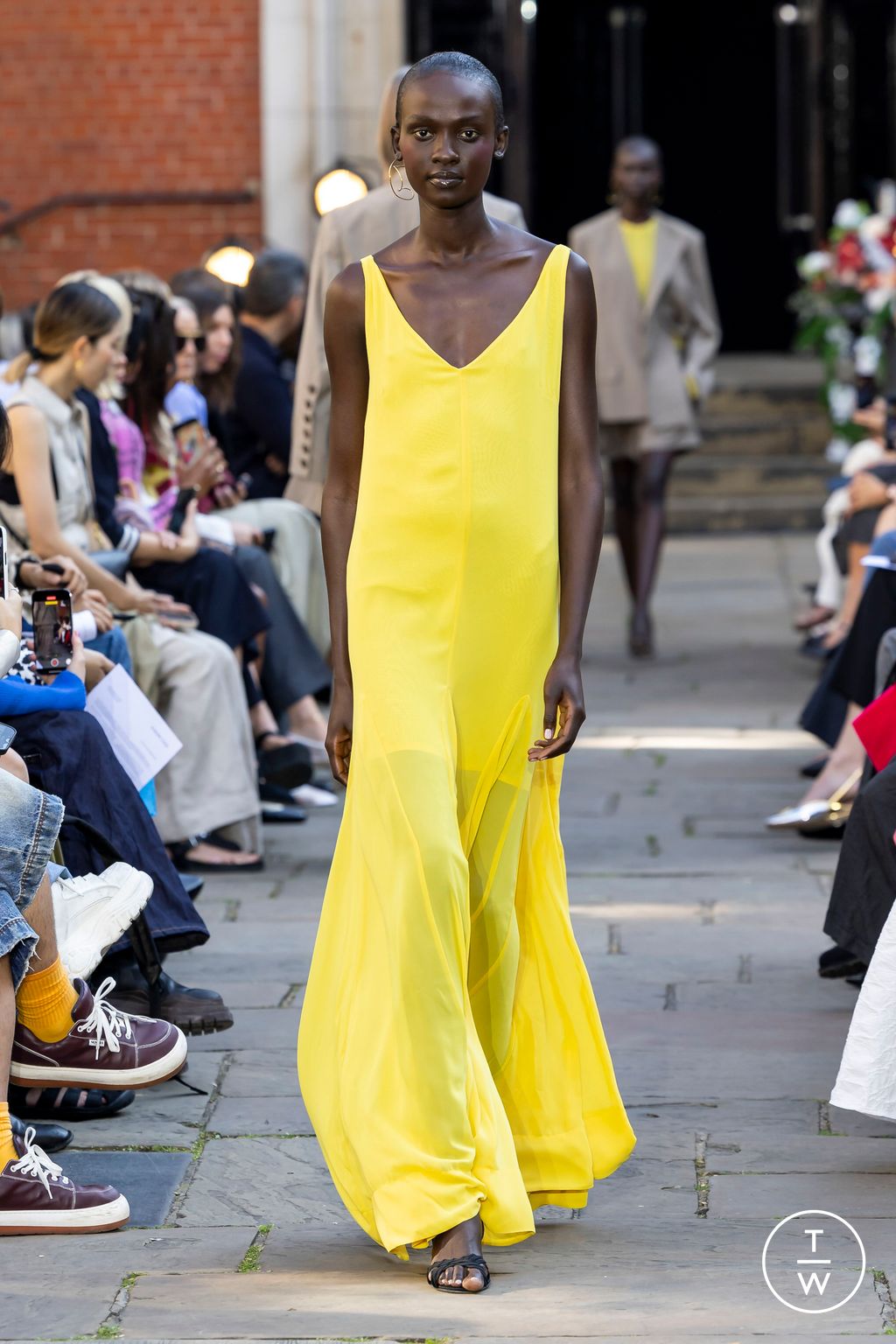 Fashion Week London Spring/Summer 2024 look 2 de la collection Eudon Choi womenswear