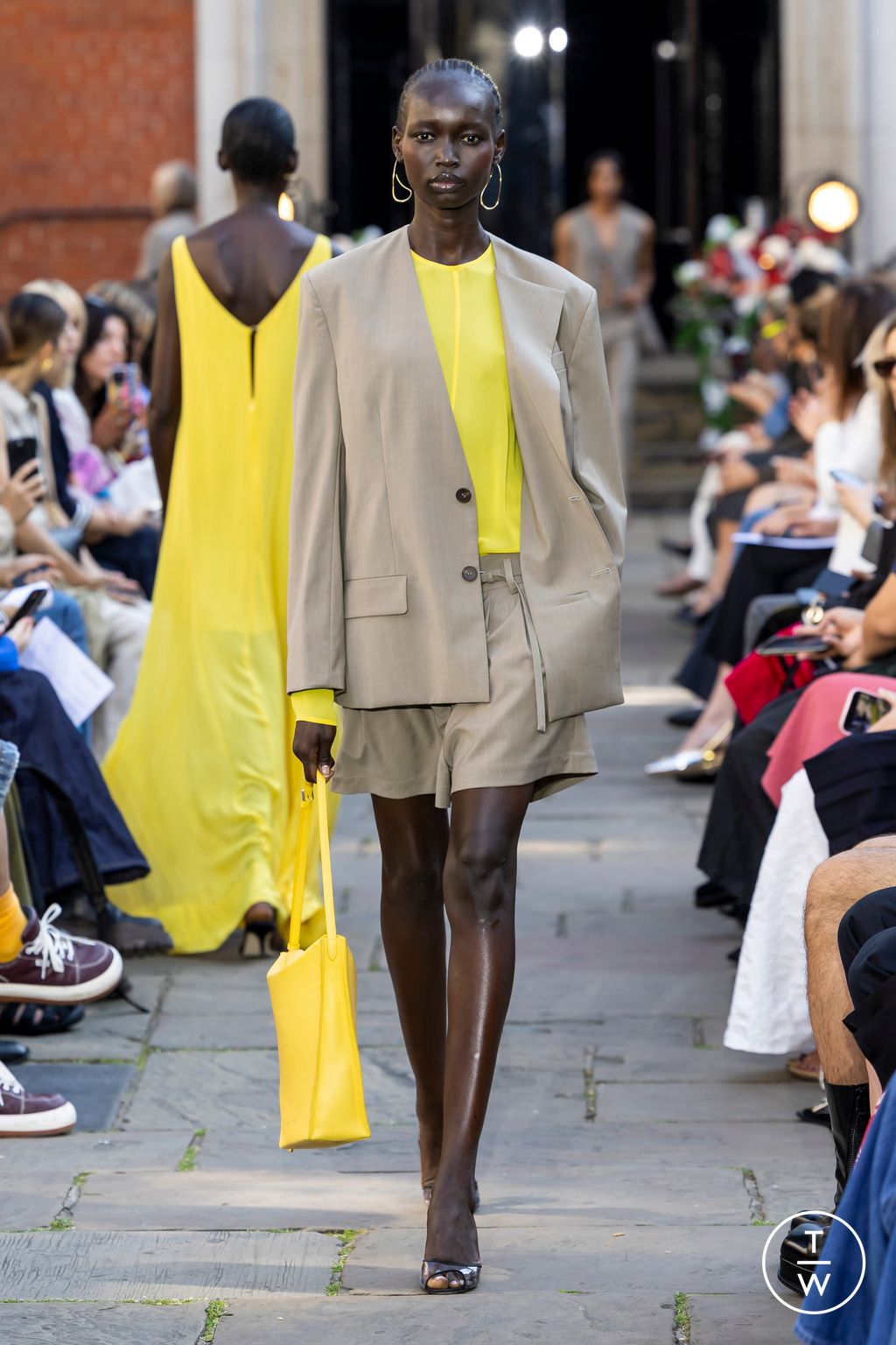 Fashion Week London Spring/Summer 2024 look 3 de la collection Eudon Choi womenswear