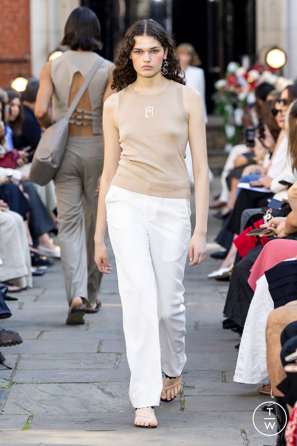 Fashion Week London Spring/Summer 2024 look 5 de la collection Eudon Choi womenswear