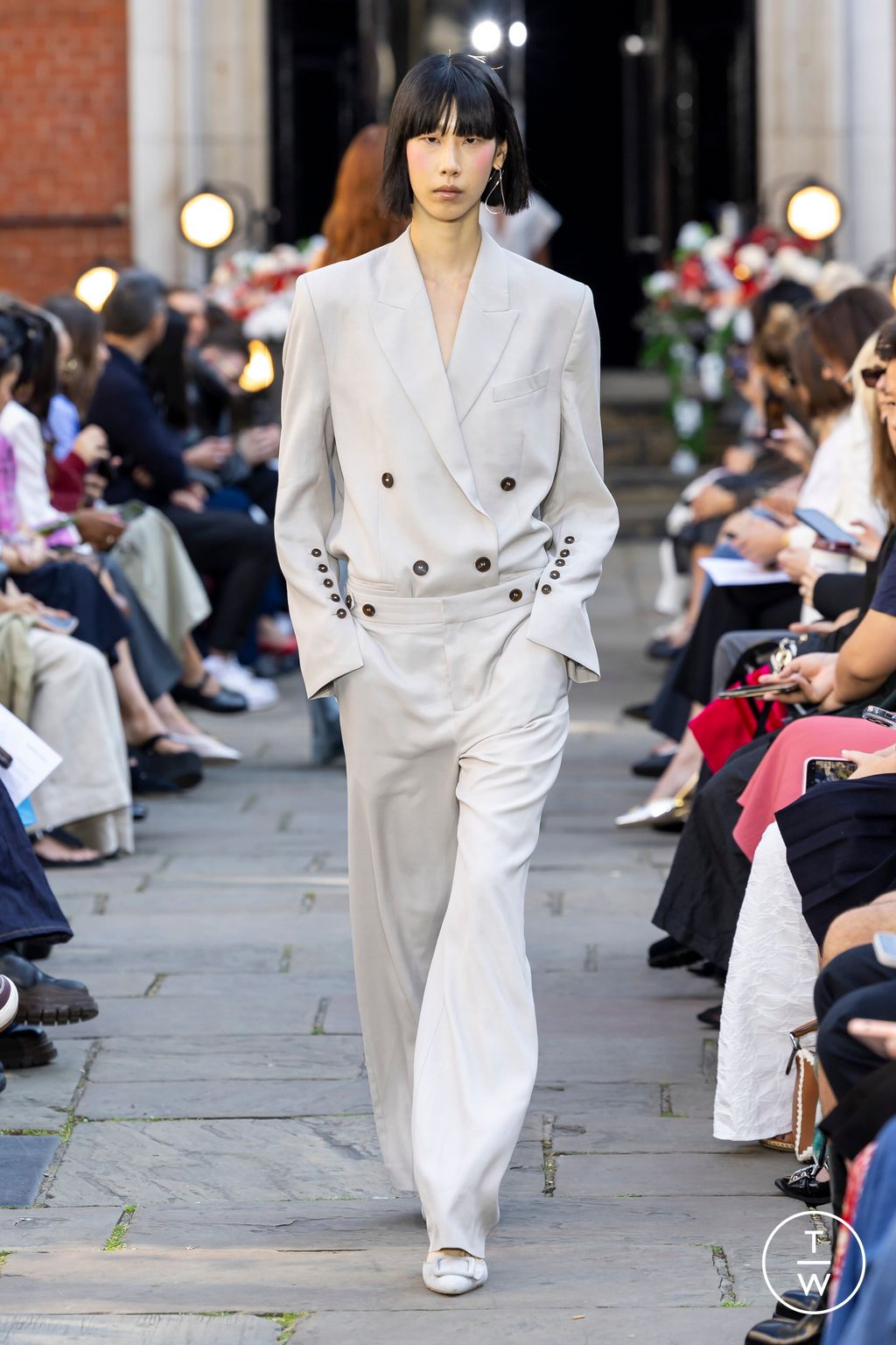 Fashion Week London Spring/Summer 2024 look 17 de la collection Eudon Choi womenswear