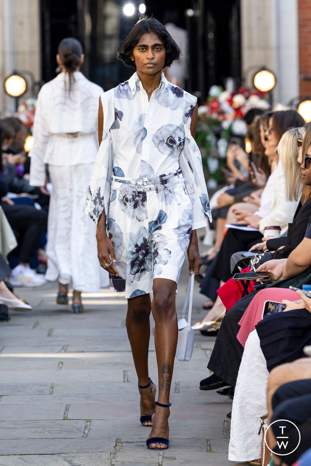 Fashion Week London Spring/Summer 2024 look 22 de la collection Eudon Choi womenswear