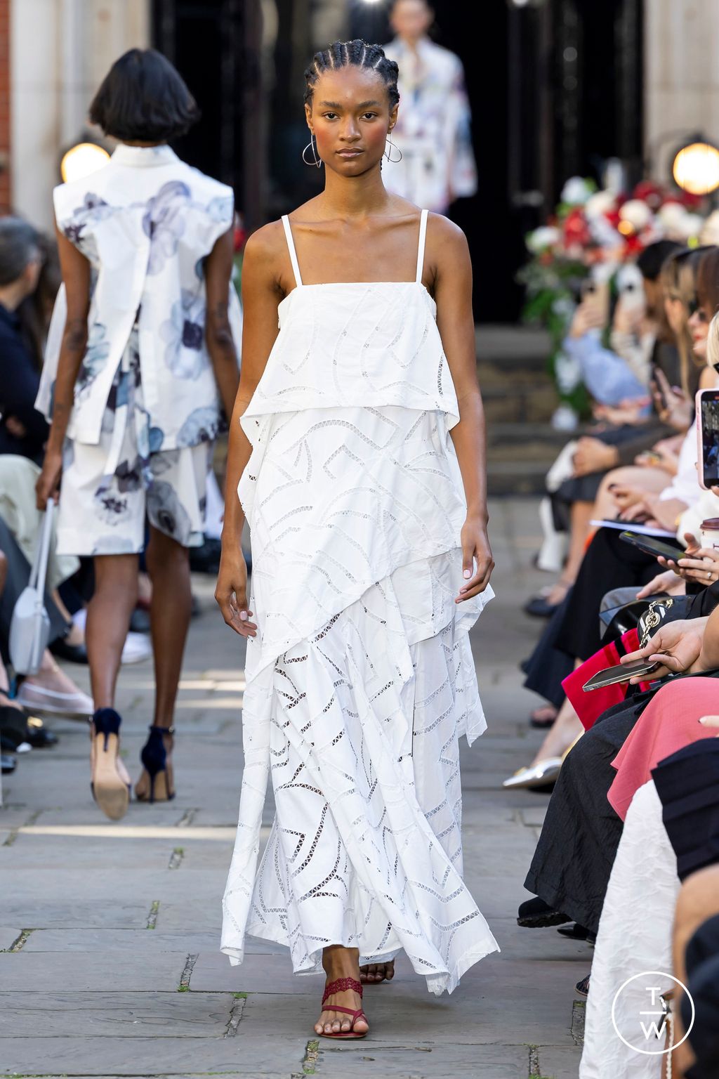Fashion Week London Spring/Summer 2024 look 23 de la collection Eudon Choi womenswear
