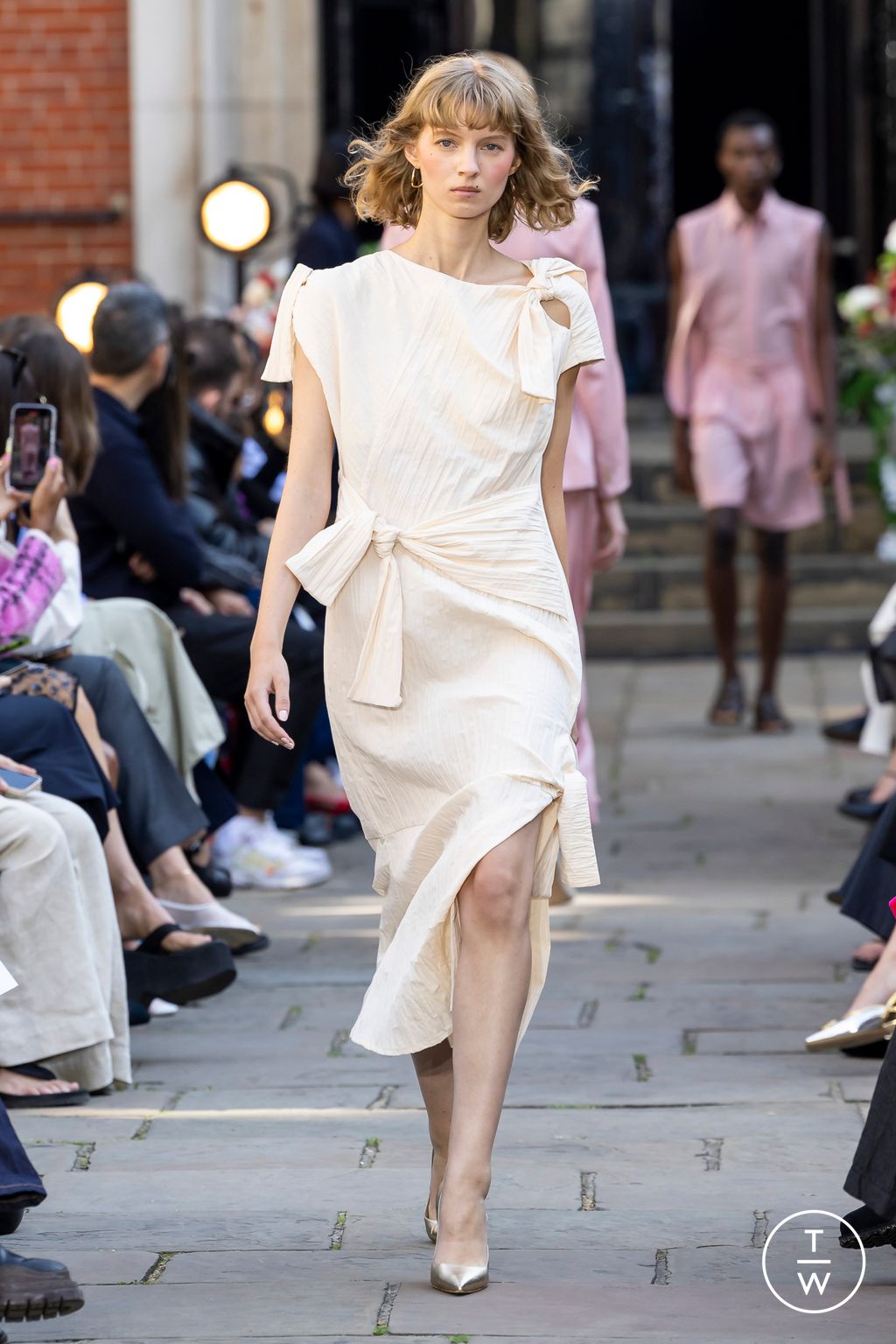 Fashion Week London Spring/Summer 2024 look 29 from the Eudon Choi collection womenswear