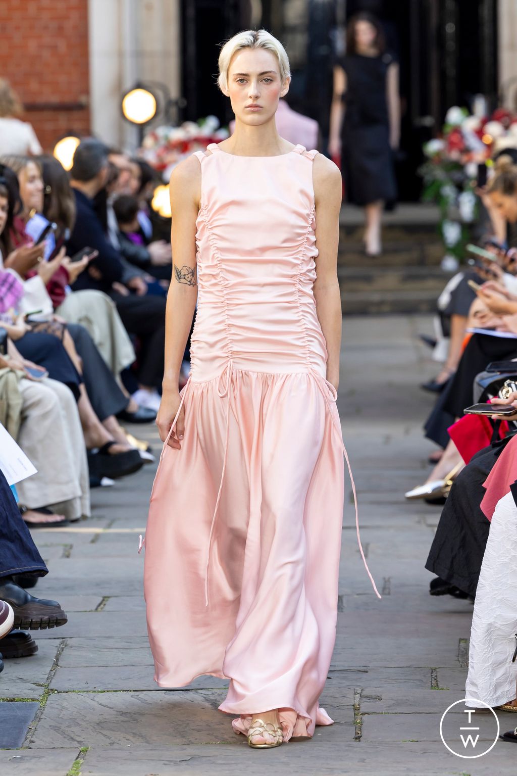 Fashion Week London Spring/Summer 2024 look 31 de la collection Eudon Choi womenswear