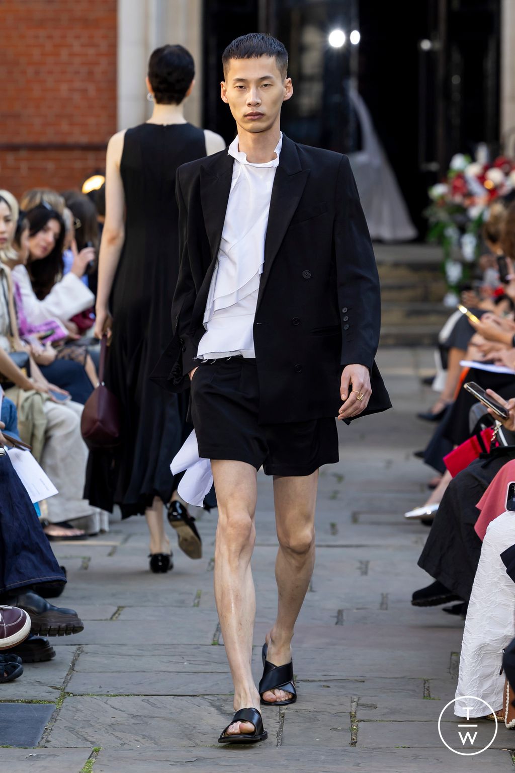 Fashion Week London Spring/Summer 2024 look 36 de la collection Eudon Choi womenswear