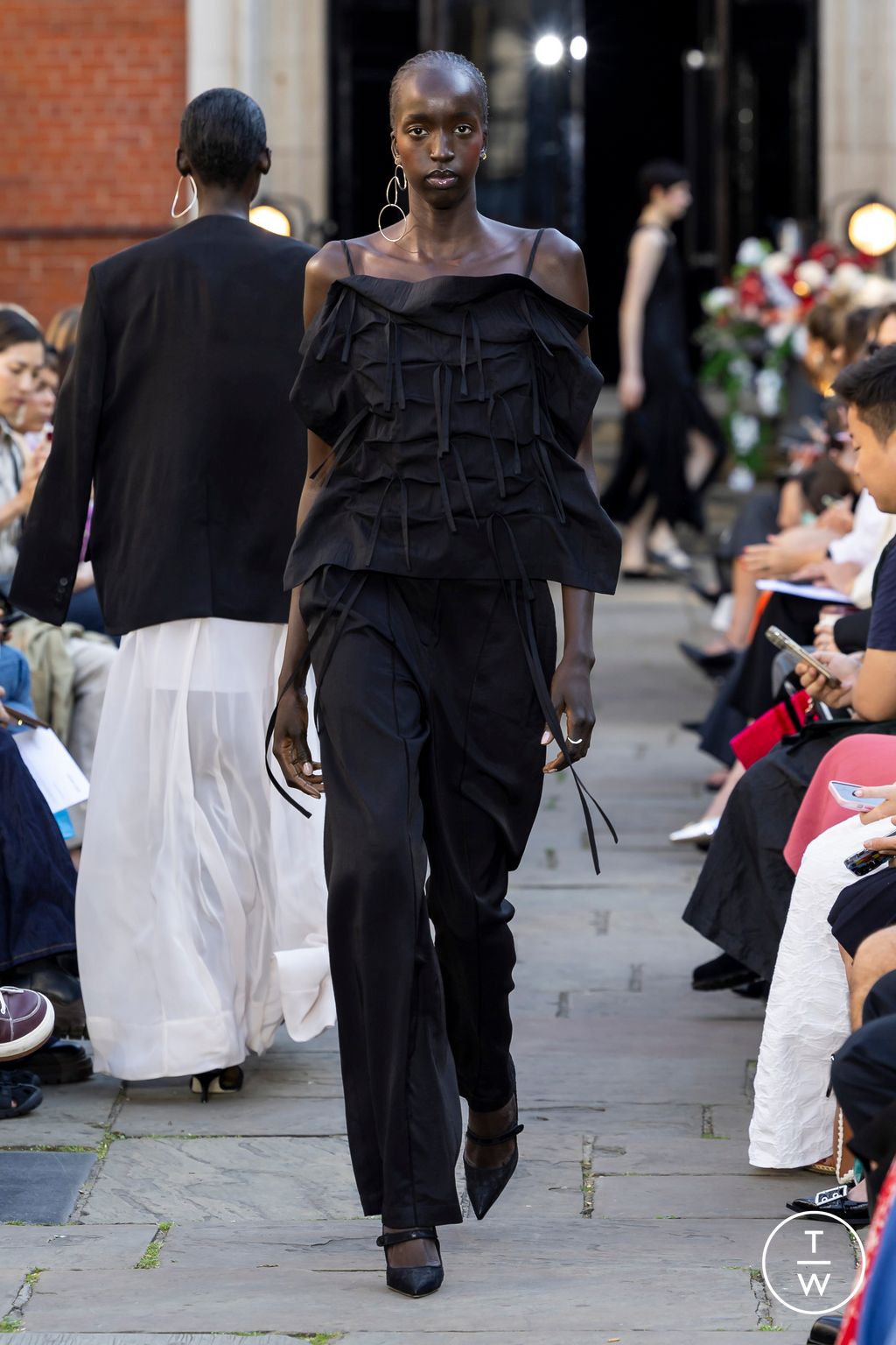 Fashion Week London Spring/Summer 2024 look 38 from the Eudon Choi collection womenswear