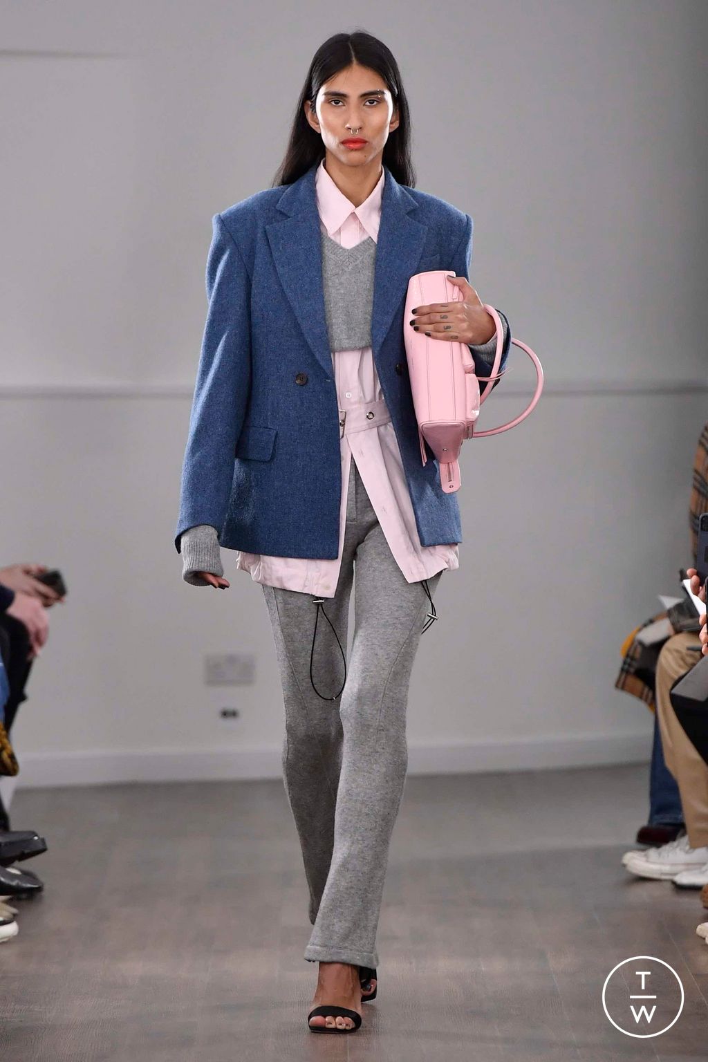 Fashion Week London Fall/Winter 2023 look 1 de la collection Eudon Choi womenswear