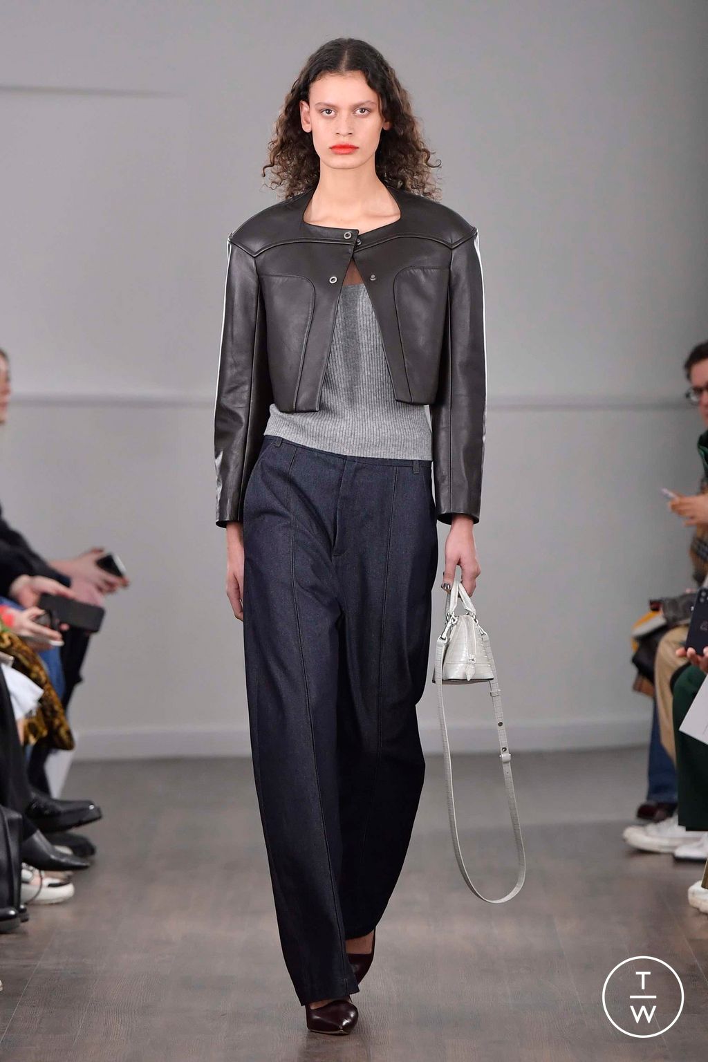 Fashion Week London Fall/Winter 2023 look 8 de la collection Eudon Choi womenswear