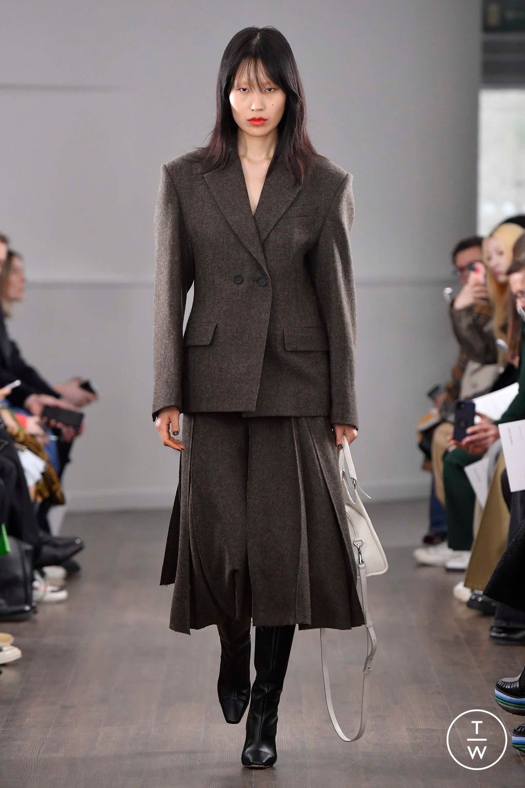 Fashion Week London Fall/Winter 2023 look 9 from the Eudon Choi collection 女装
