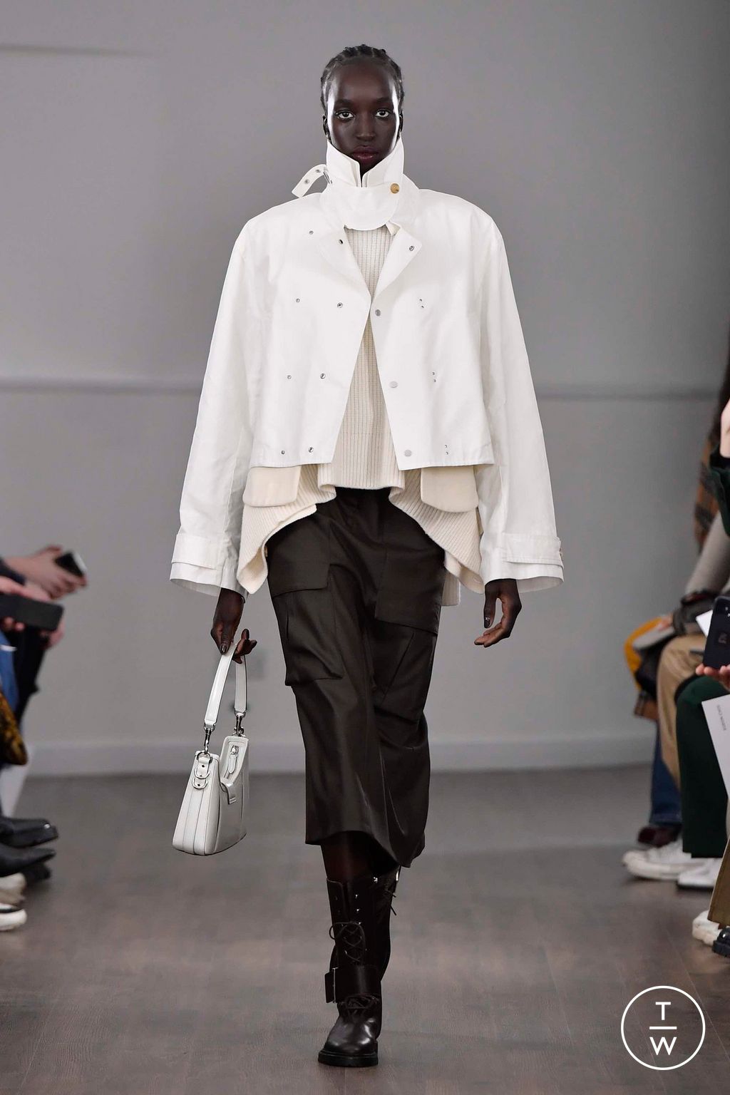 Fashion Week London Fall/Winter 2023 look 10 de la collection Eudon Choi womenswear