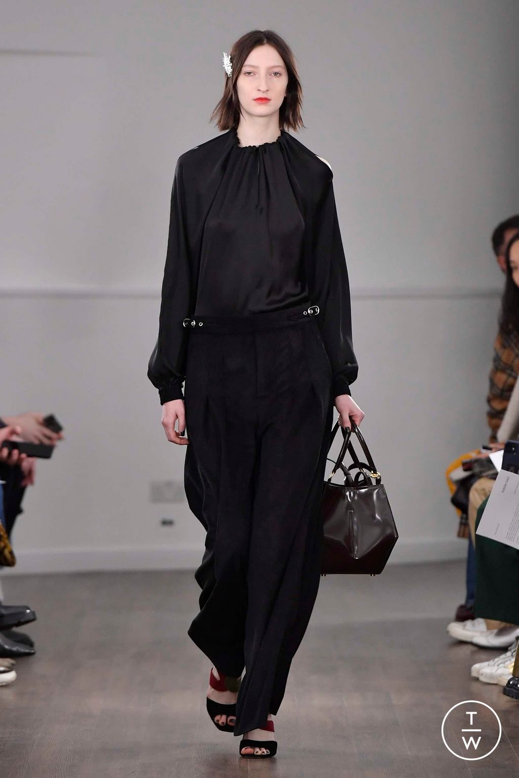 Fashion Week London Fall/Winter 2023 look 23 de la collection Eudon Choi womenswear