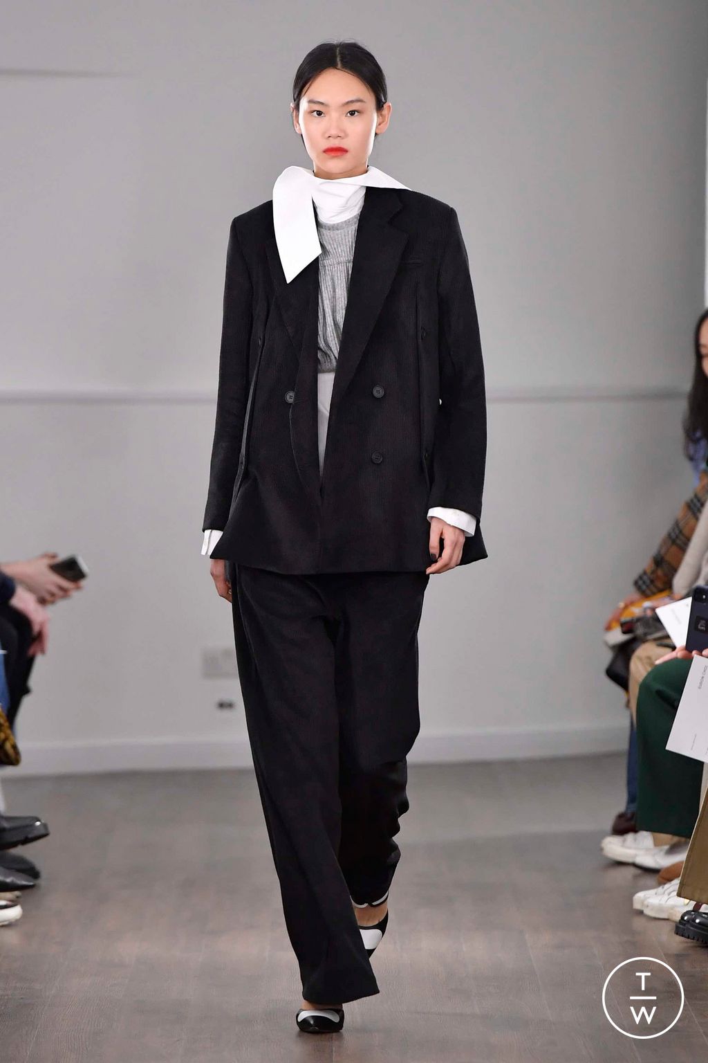 Fashion Week London Fall/Winter 2023 look 24 de la collection Eudon Choi womenswear