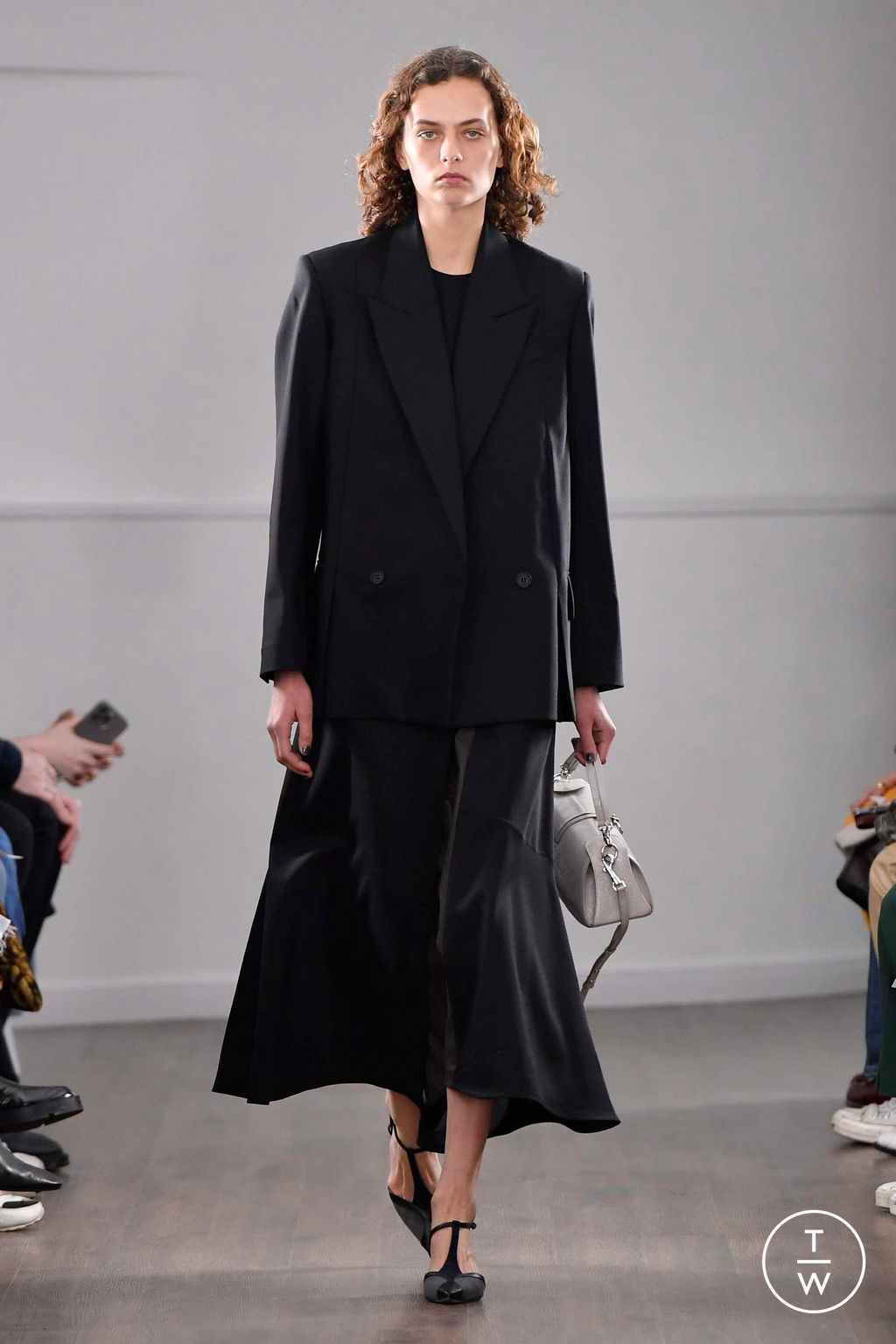 Fashion Week London Fall/Winter 2023 look 27 de la collection Eudon Choi womenswear