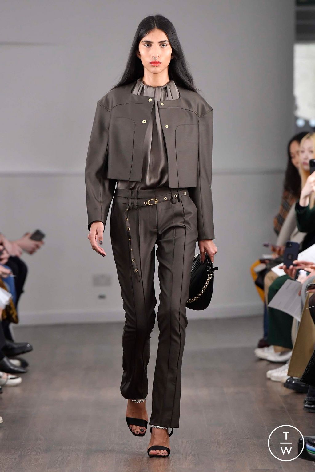 Fashion Week London Fall/Winter 2023 look 25 de la collection Eudon Choi womenswear