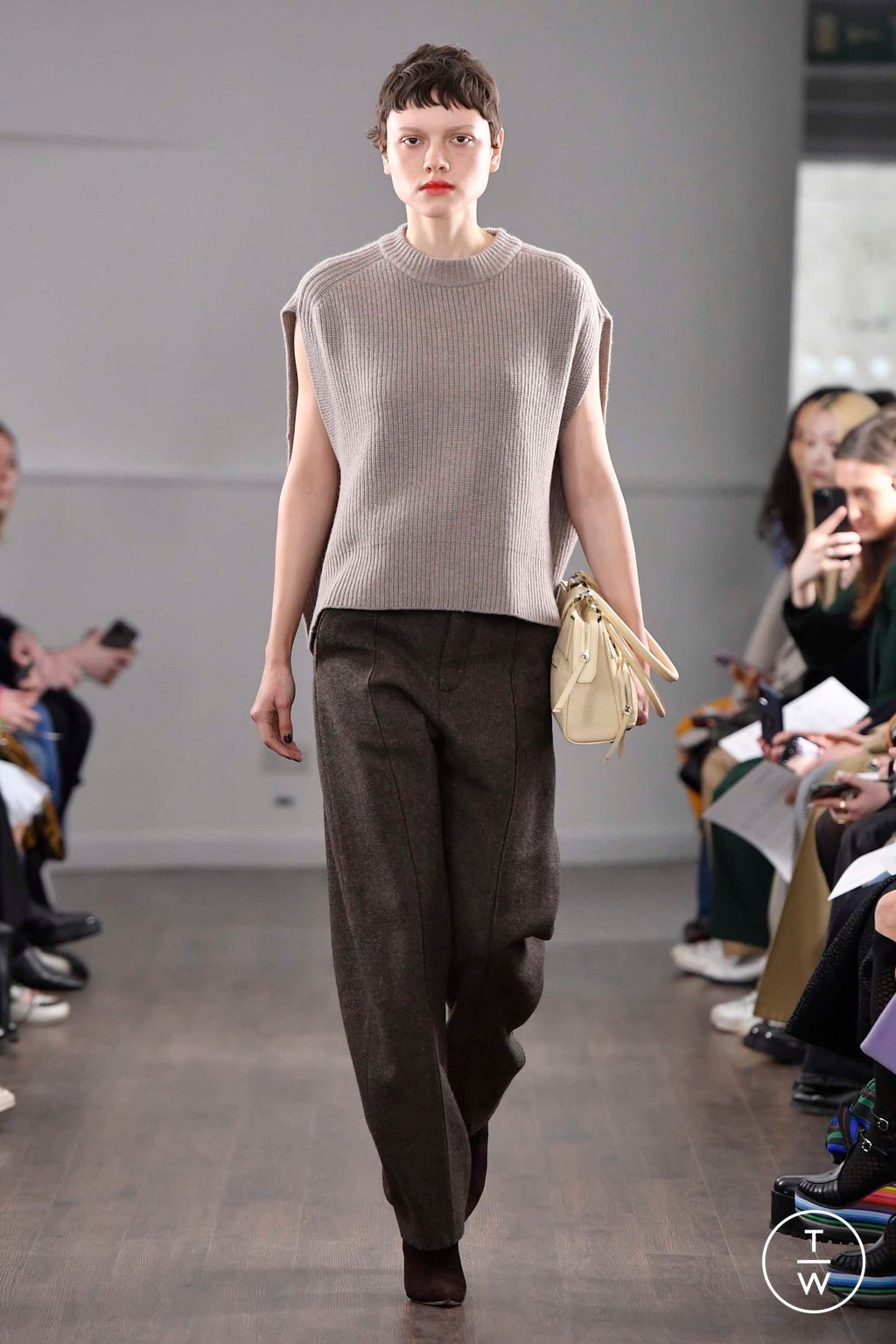 Fashion Week London Fall/Winter 2023 look 26 de la collection Eudon Choi womenswear