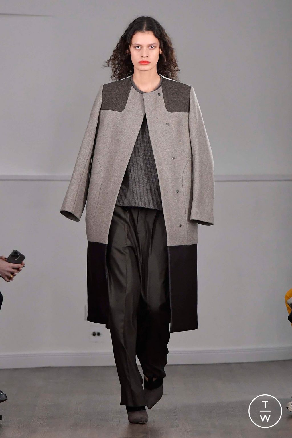 Fashion Week London Fall/Winter 2023 look 29 de la collection Eudon Choi womenswear