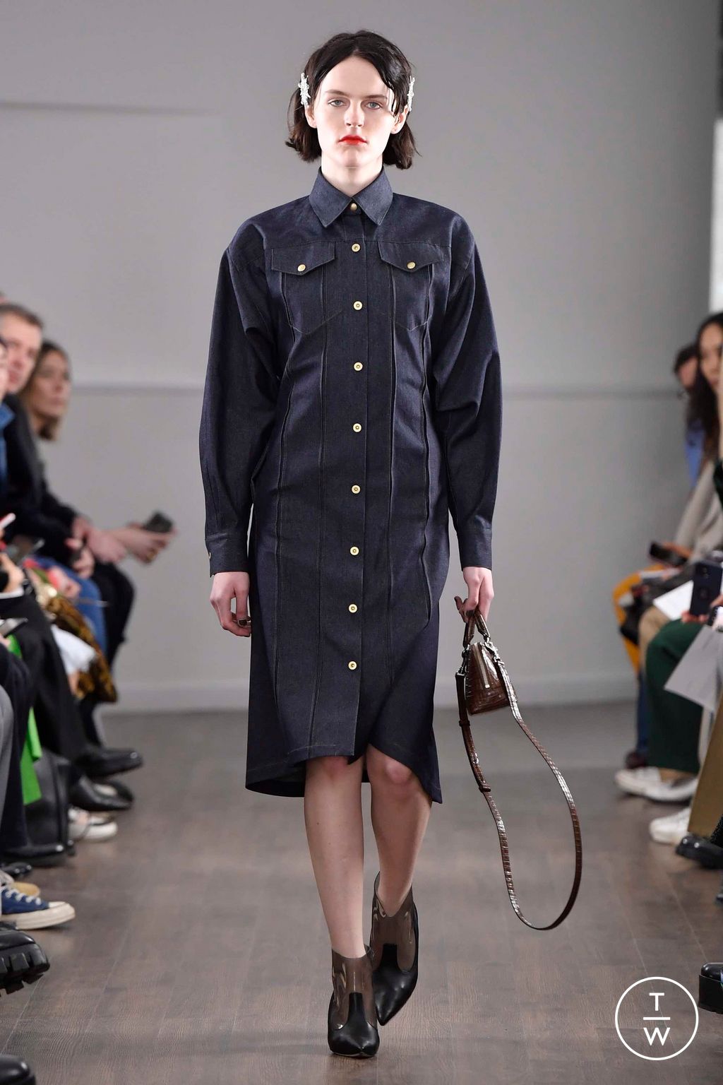 Fashion Week London Fall/Winter 2023 look 30 de la collection Eudon Choi womenswear