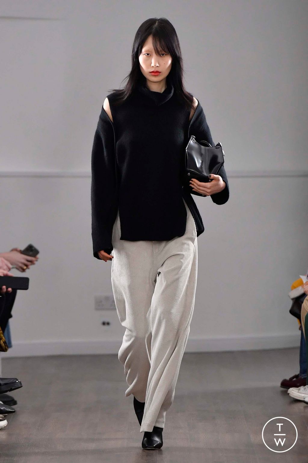 Fashion Week London Fall/Winter 2023 look 33 from the Eudon Choi collection 女装