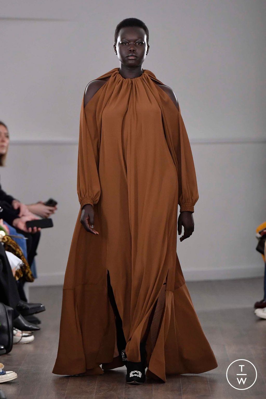 Fashion Week London Fall/Winter 2023 look 35 from the Eudon Choi collection womenswear