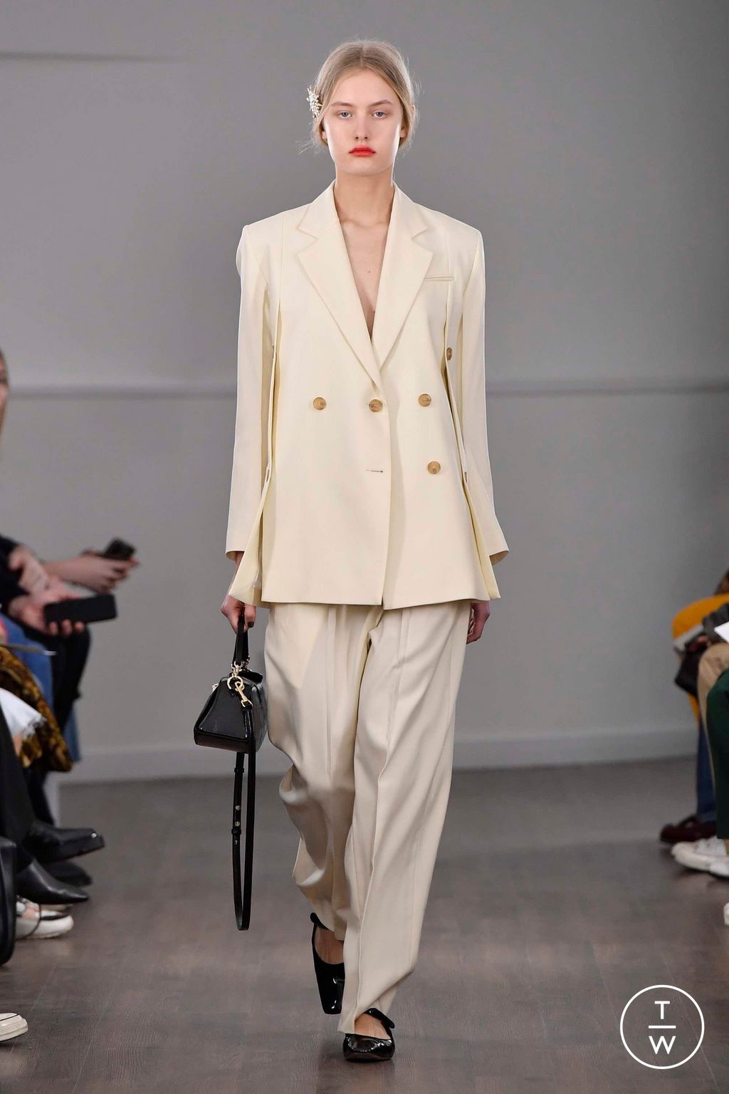 Fashion Week London Fall/Winter 2023 look 38 from the Eudon Choi collection 女装