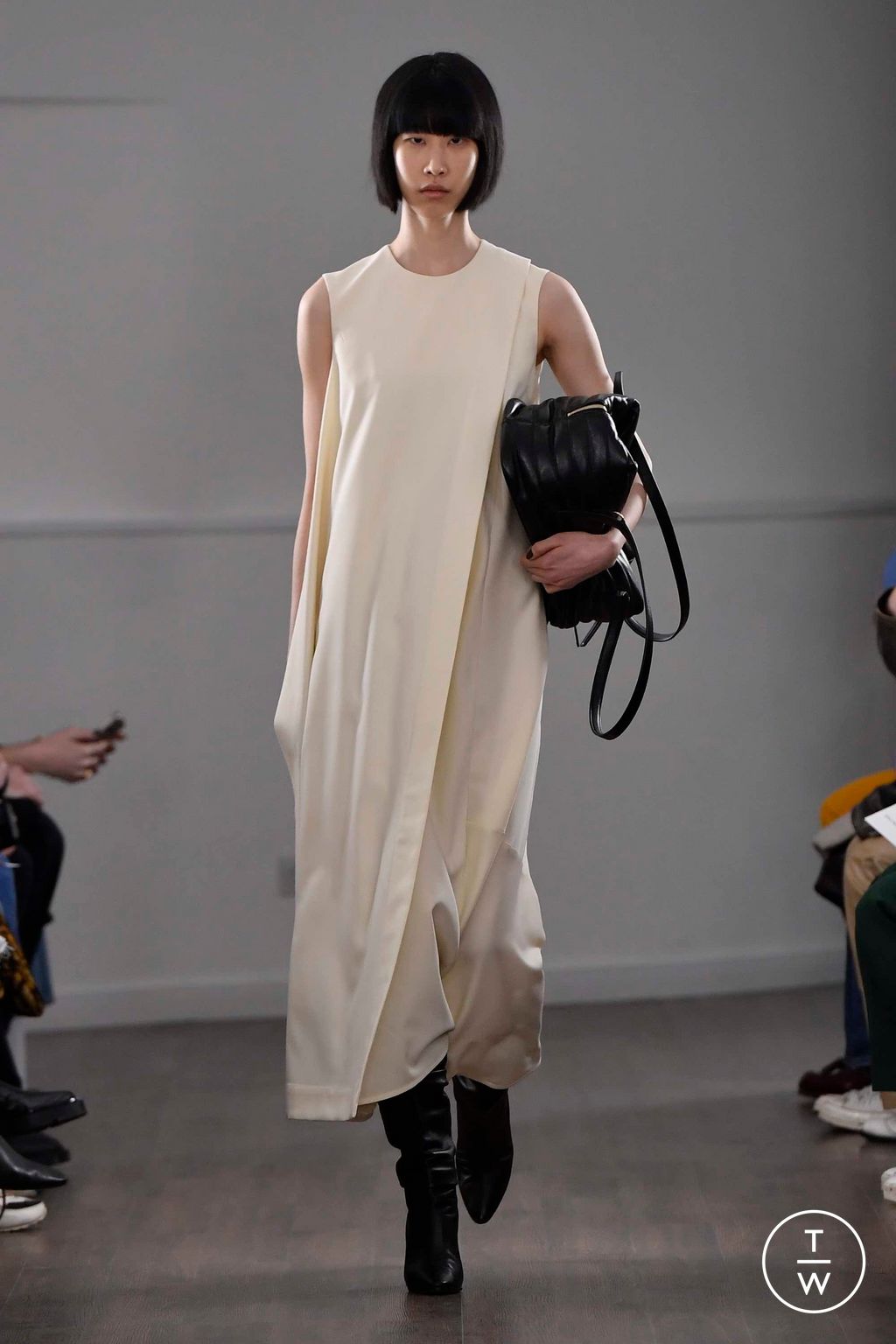Fashion Week London Fall/Winter 2023 look 37 from the Eudon Choi collection 女装