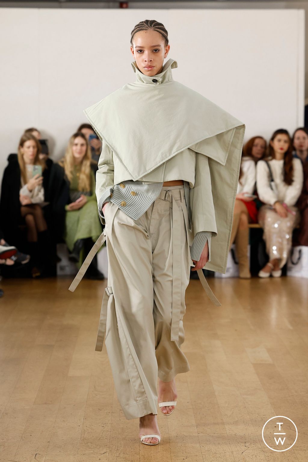 Fashion Week London Fall/Winter 2024 look 1 de la collection Eudon Choi womenswear