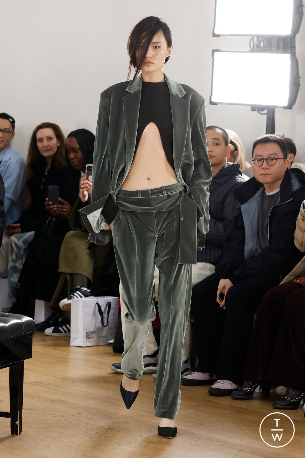 Fashion Week London Fall/Winter 2024 look 4 de la collection Eudon Choi womenswear