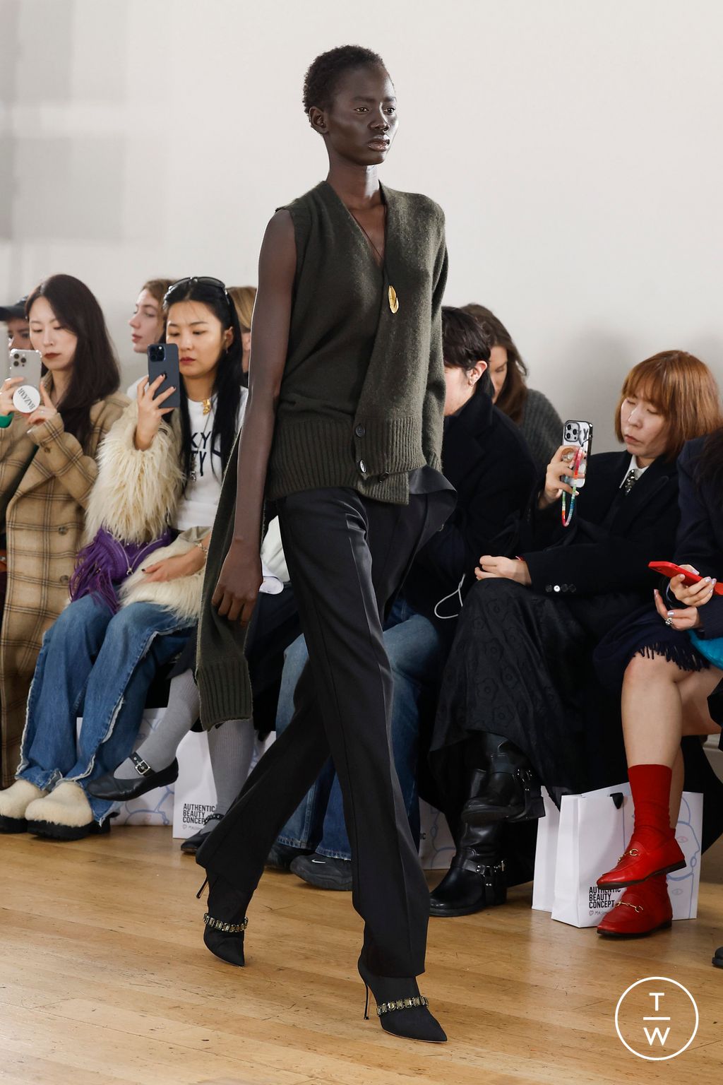 Fashion Week London Fall/Winter 2024 look 6 de la collection Eudon Choi womenswear