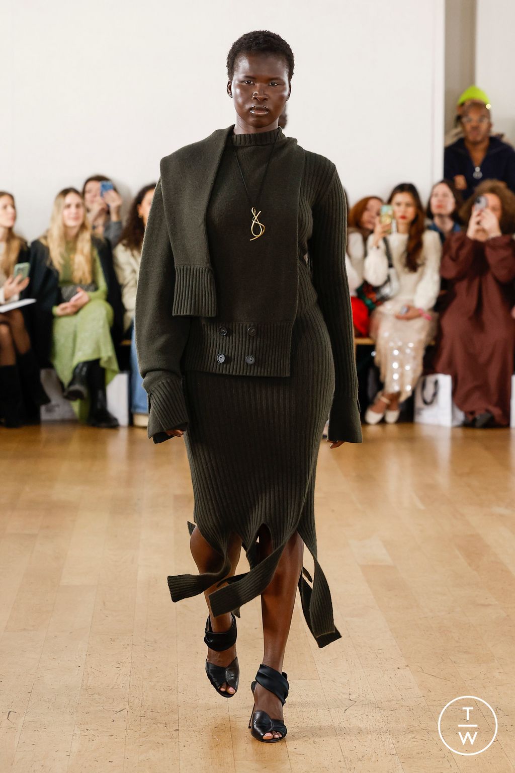Fashion Week London Fall/Winter 2024 look 7 de la collection Eudon Choi womenswear
