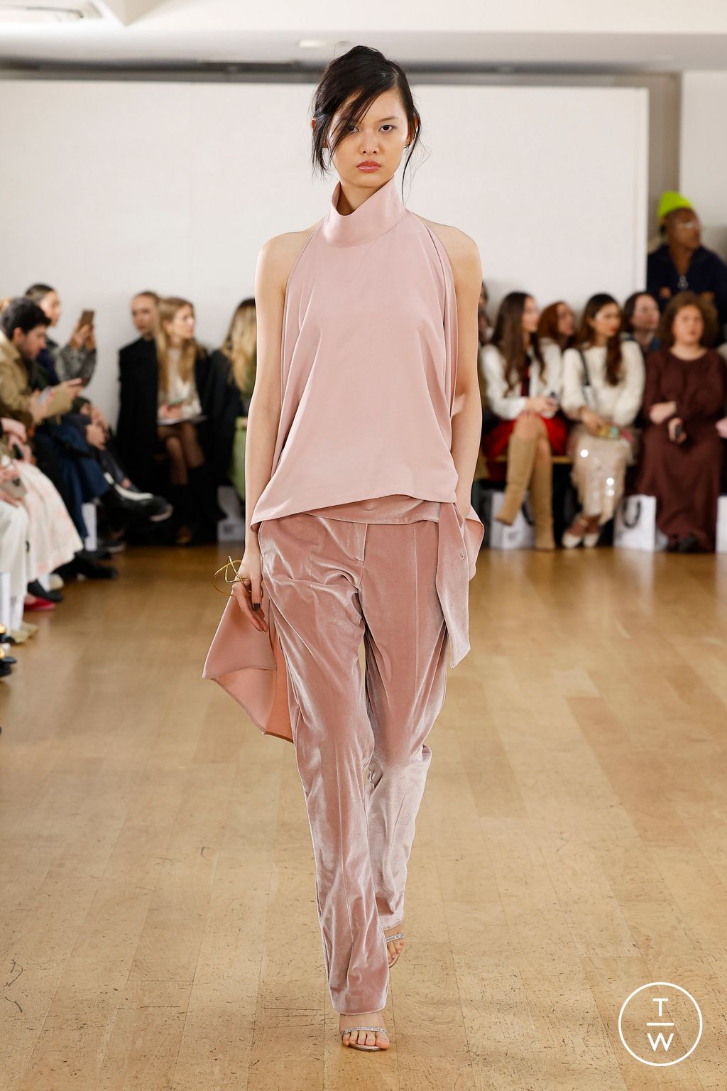 Fashion Week London Fall/Winter 2024 look 13 de la collection Eudon Choi womenswear