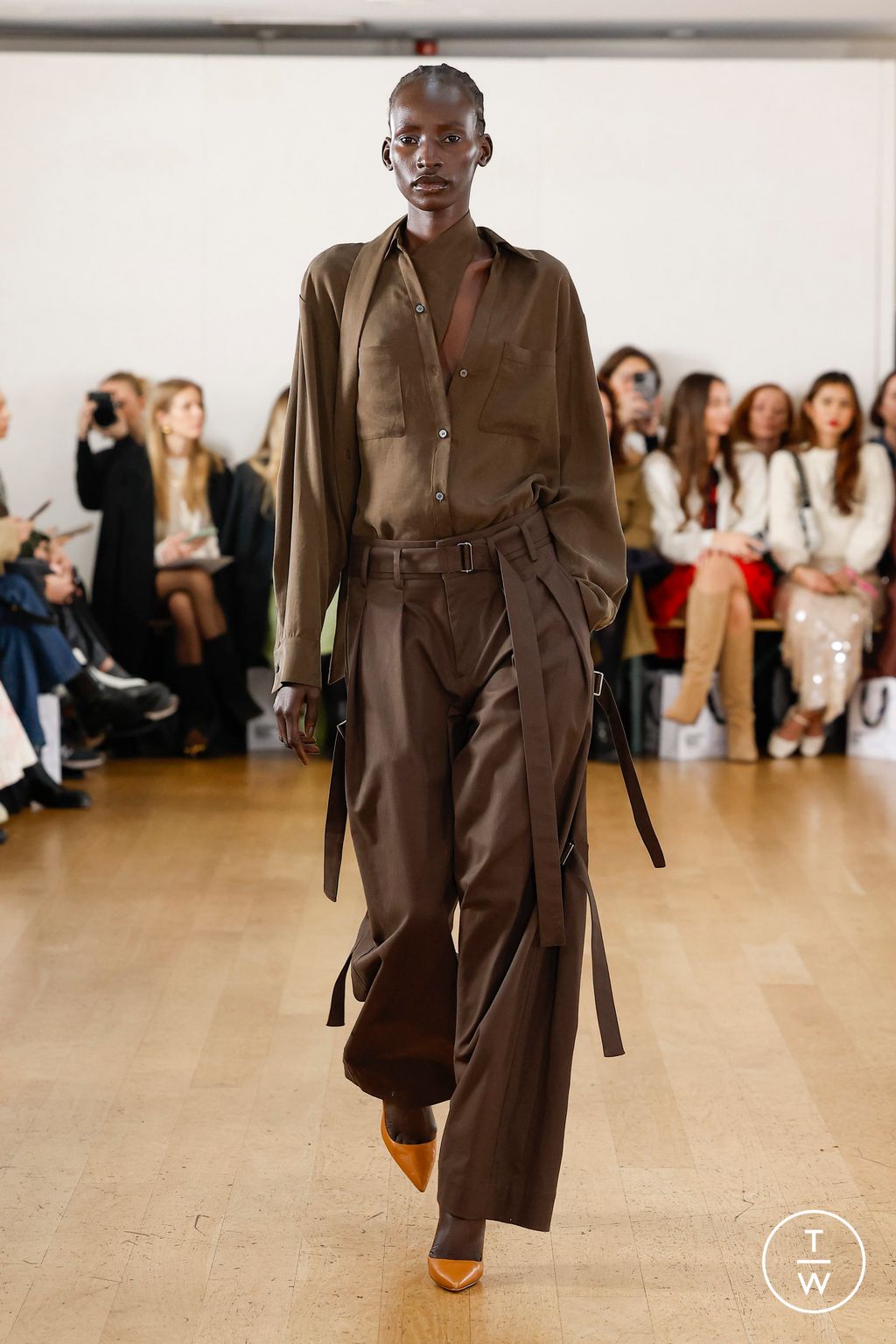 Fashion Week London Fall/Winter 2024 look 15 de la collection Eudon Choi womenswear