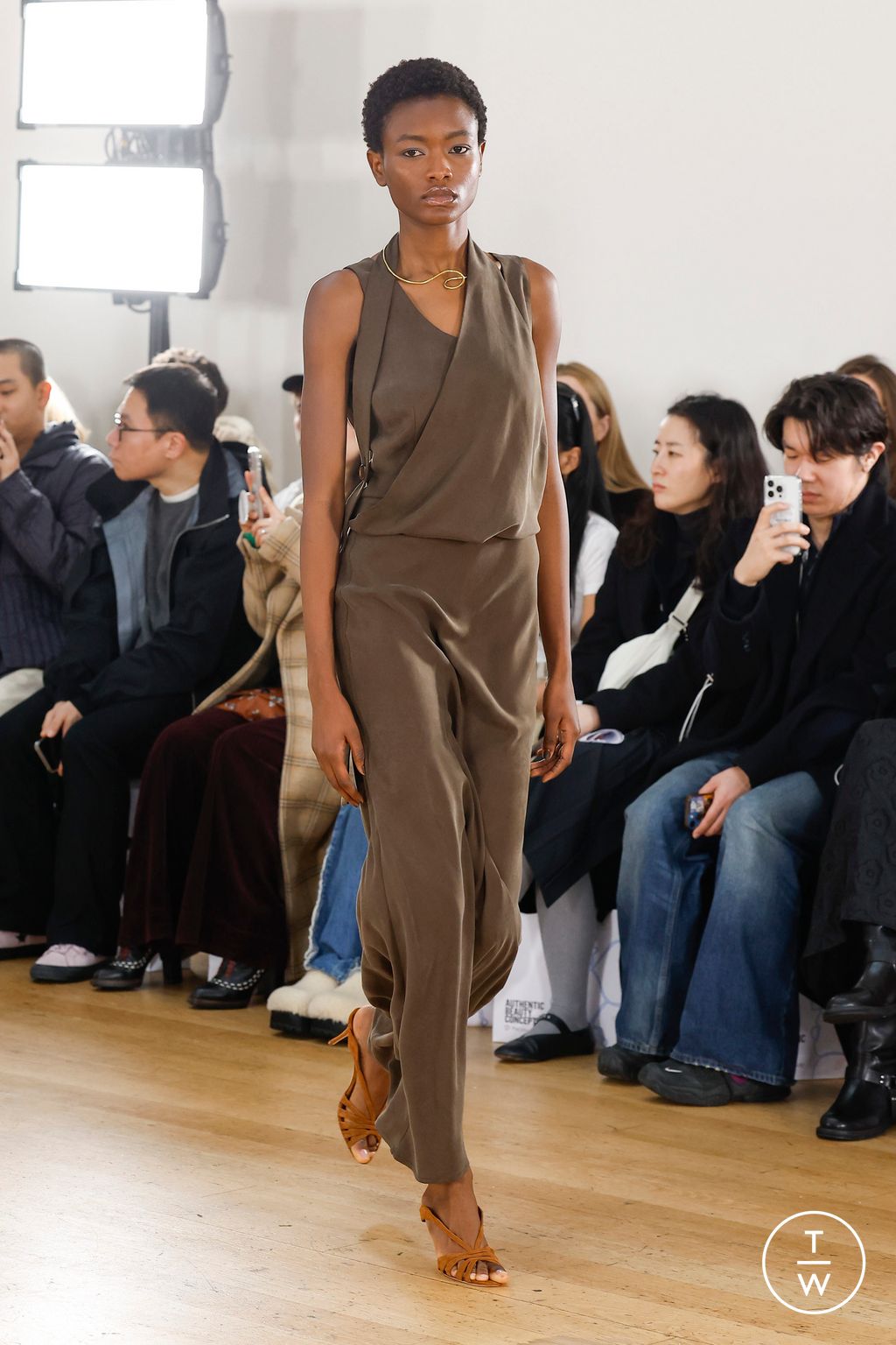 Fashion Week London Fall/Winter 2024 look 16 de la collection Eudon Choi womenswear