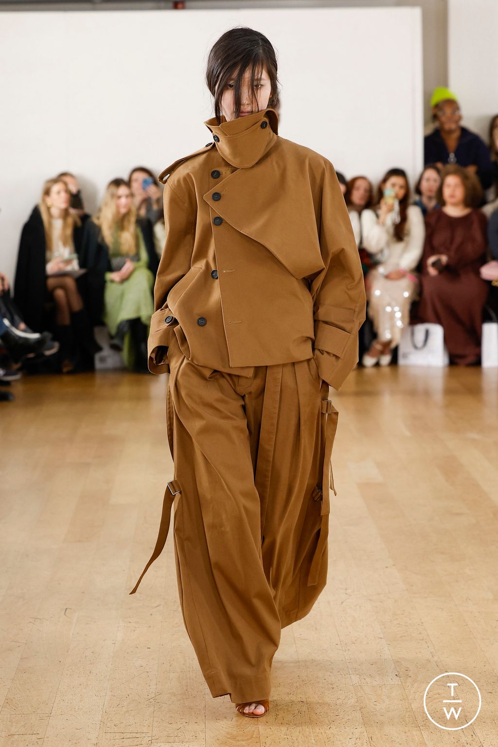 Fashion Week London Fall/Winter 2024 look 17 de la collection Eudon Choi womenswear