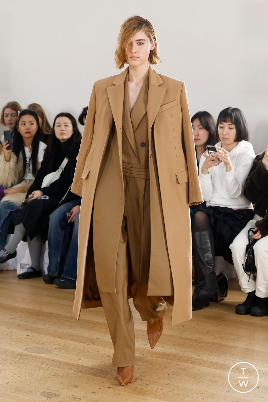 Fashion Week London Fall/Winter 2024 look 18 de la collection Eudon Choi womenswear