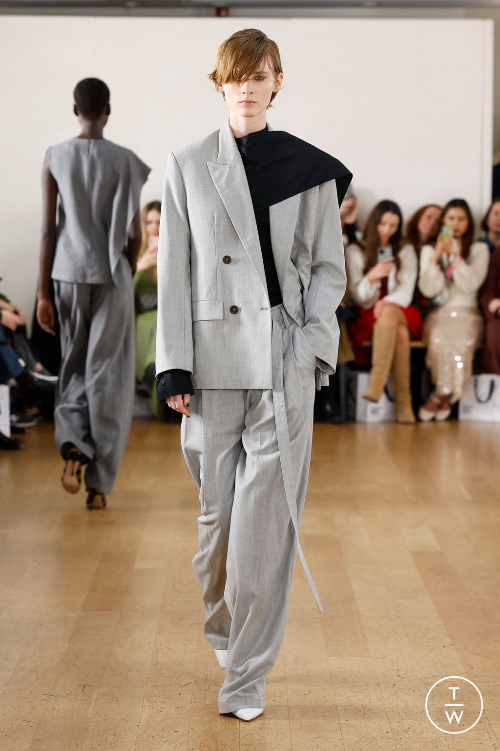 Fashion Week London Fall/Winter 2024 look 25 de la collection Eudon Choi womenswear