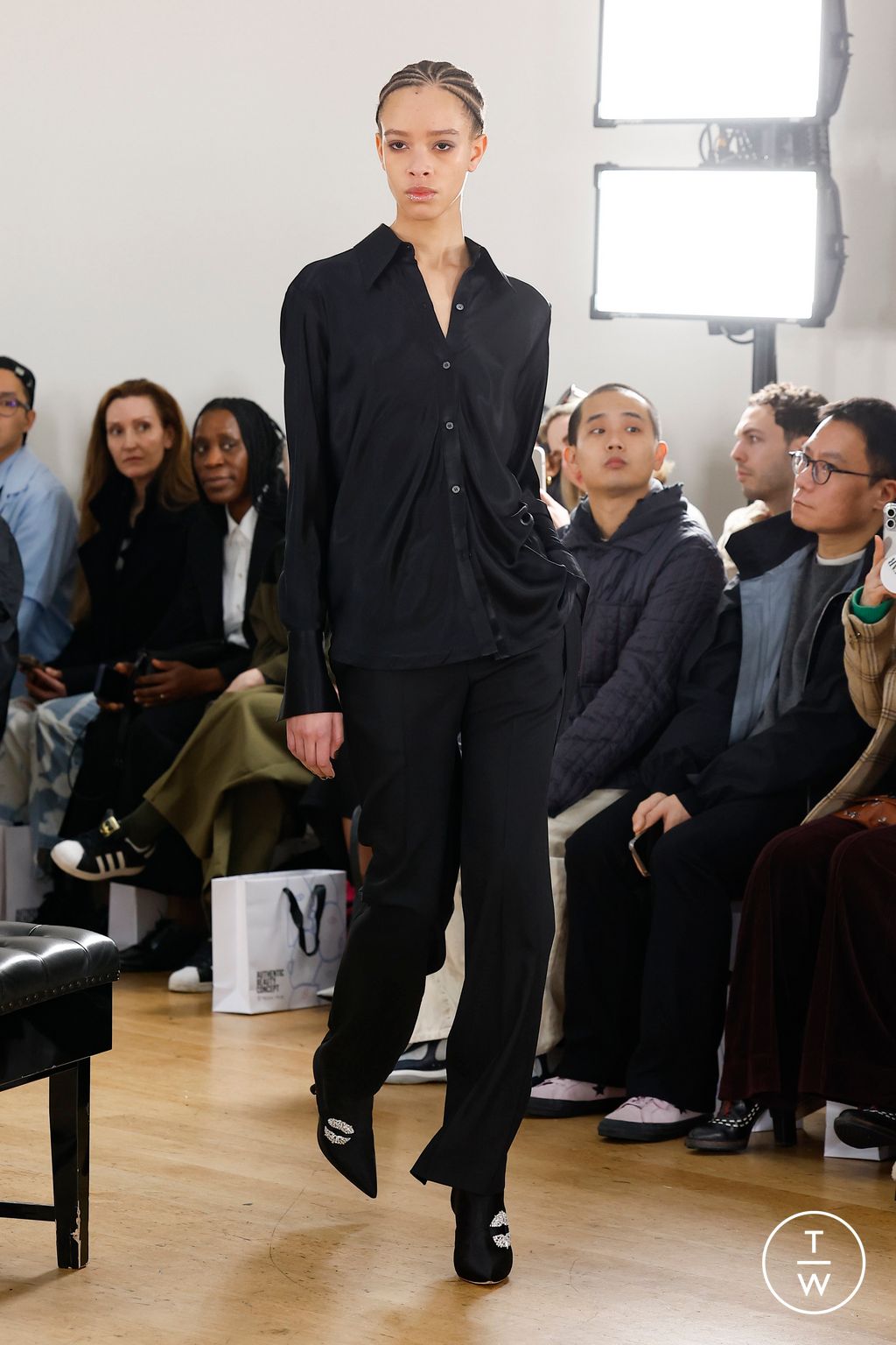 Fashion Week London Fall/Winter 2024 look 26 de la collection Eudon Choi womenswear