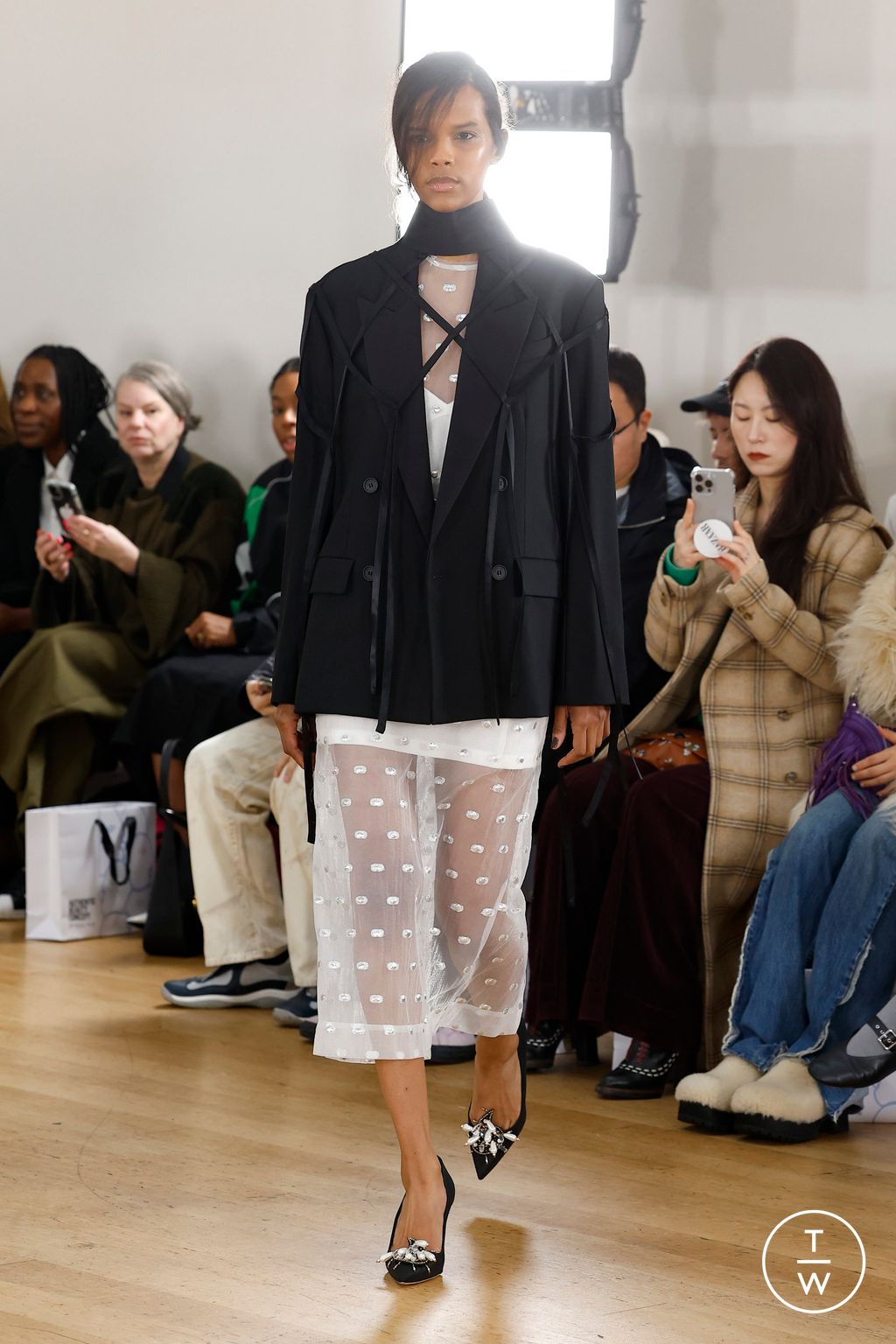 Fashion Week London Fall/Winter 2024 look 30 de la collection Eudon Choi womenswear