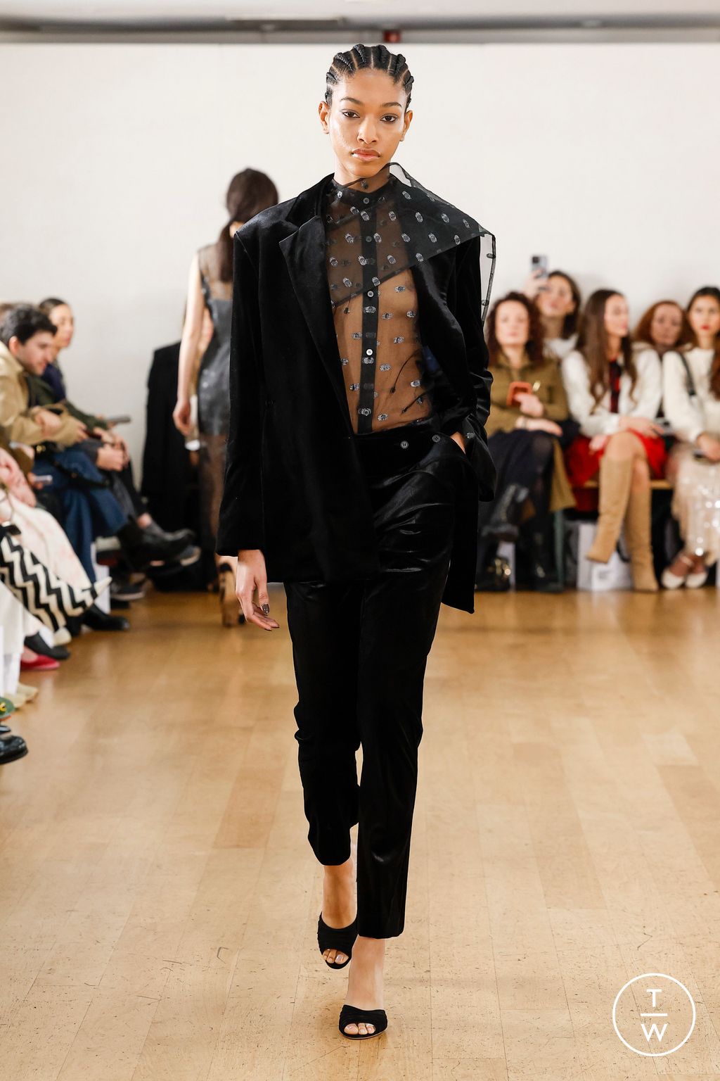 Fashion Week London Fall/Winter 2024 look 33 from the Eudon Choi collection womenswear