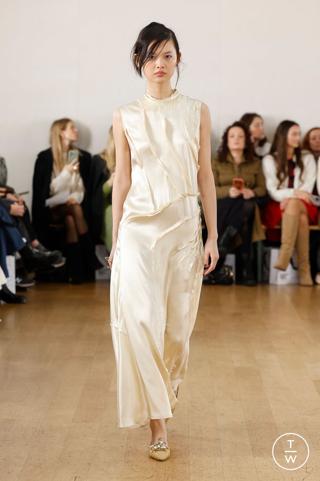 Fashion Week London Fall/Winter 2024 look 35 from the Eudon Choi collection 女装