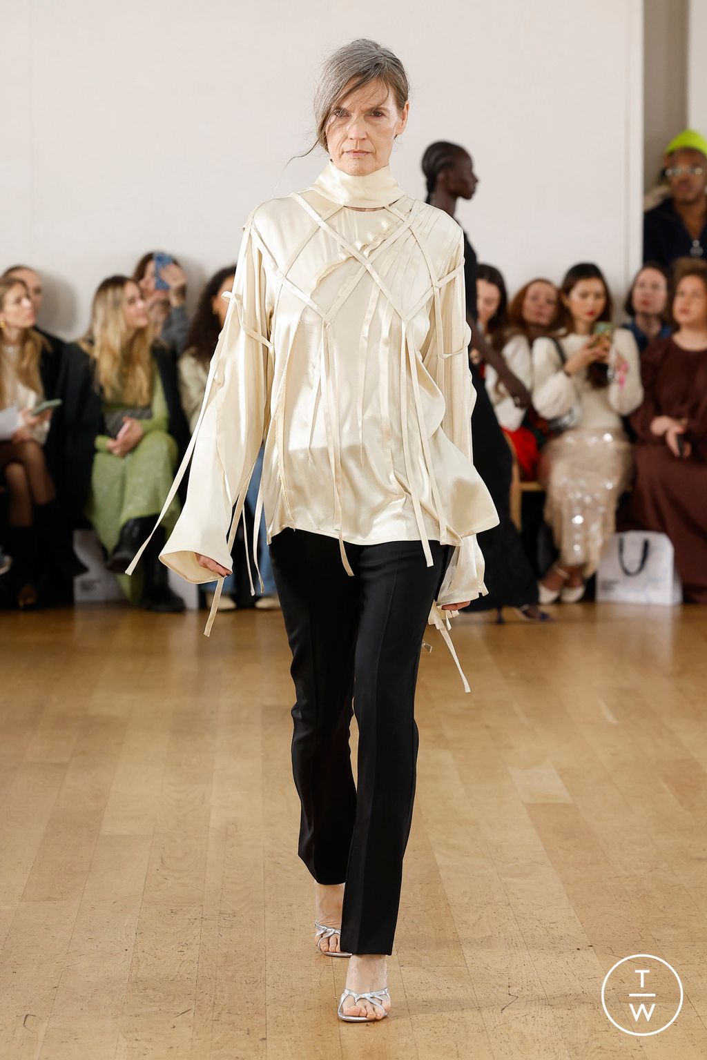 Fashion Week London Fall/Winter 2024 look 37 from the Eudon Choi collection 女装