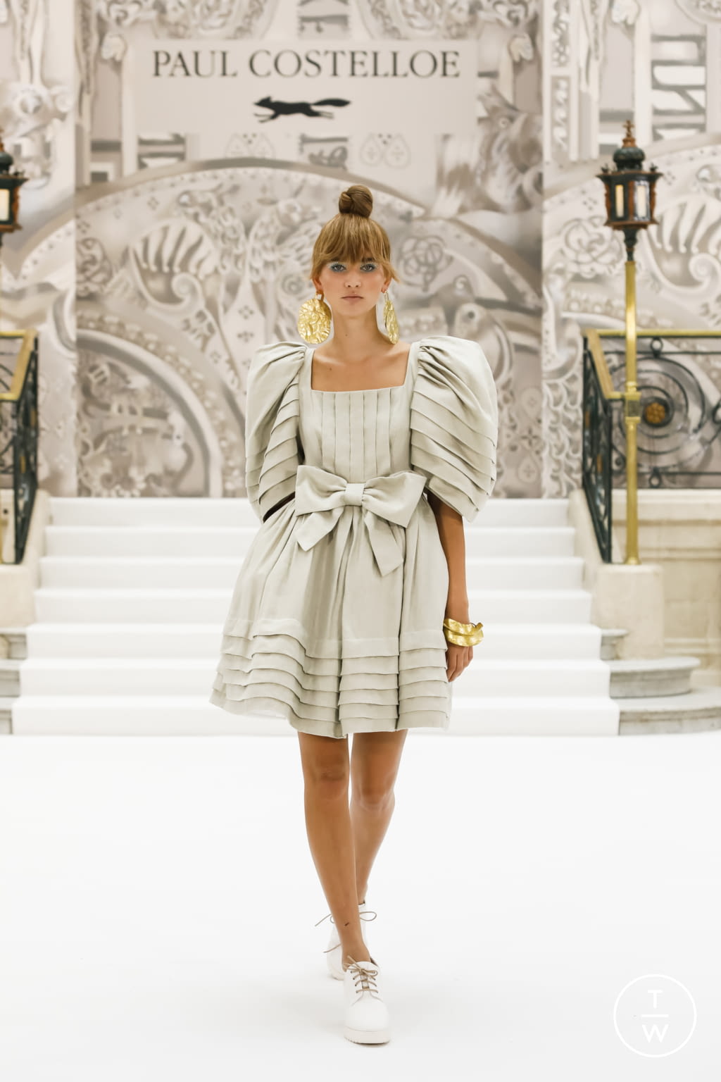 Fashion Week London Spring/Summer 2022 look 10 de la collection Paul Costelloe womenswear
