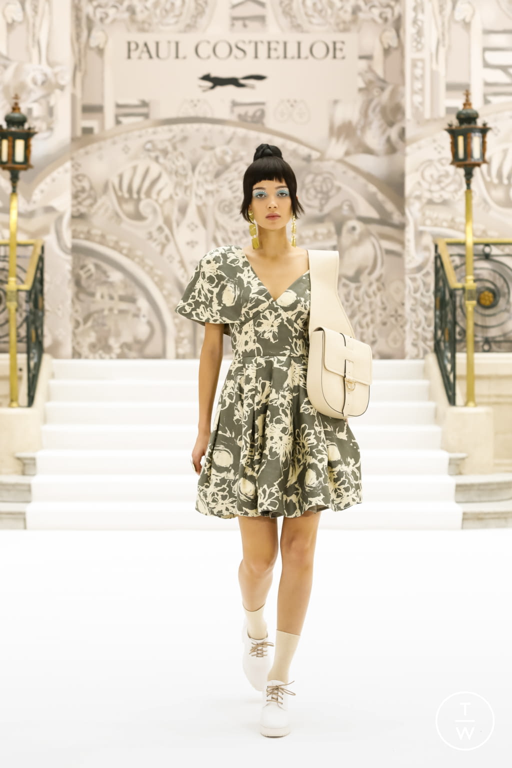 Fashion Week London Spring/Summer 2022 look 12 de la collection Paul Costelloe womenswear