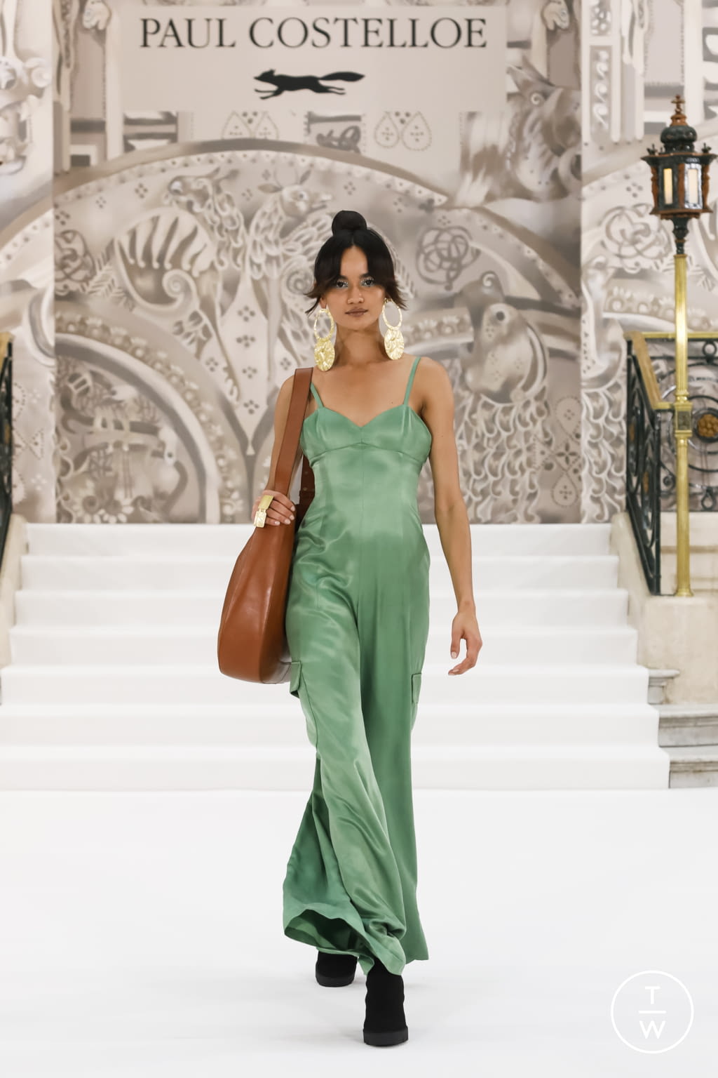 Fashion Week London Spring/Summer 2022 look 32 from the Paul Costelloe collection 女装