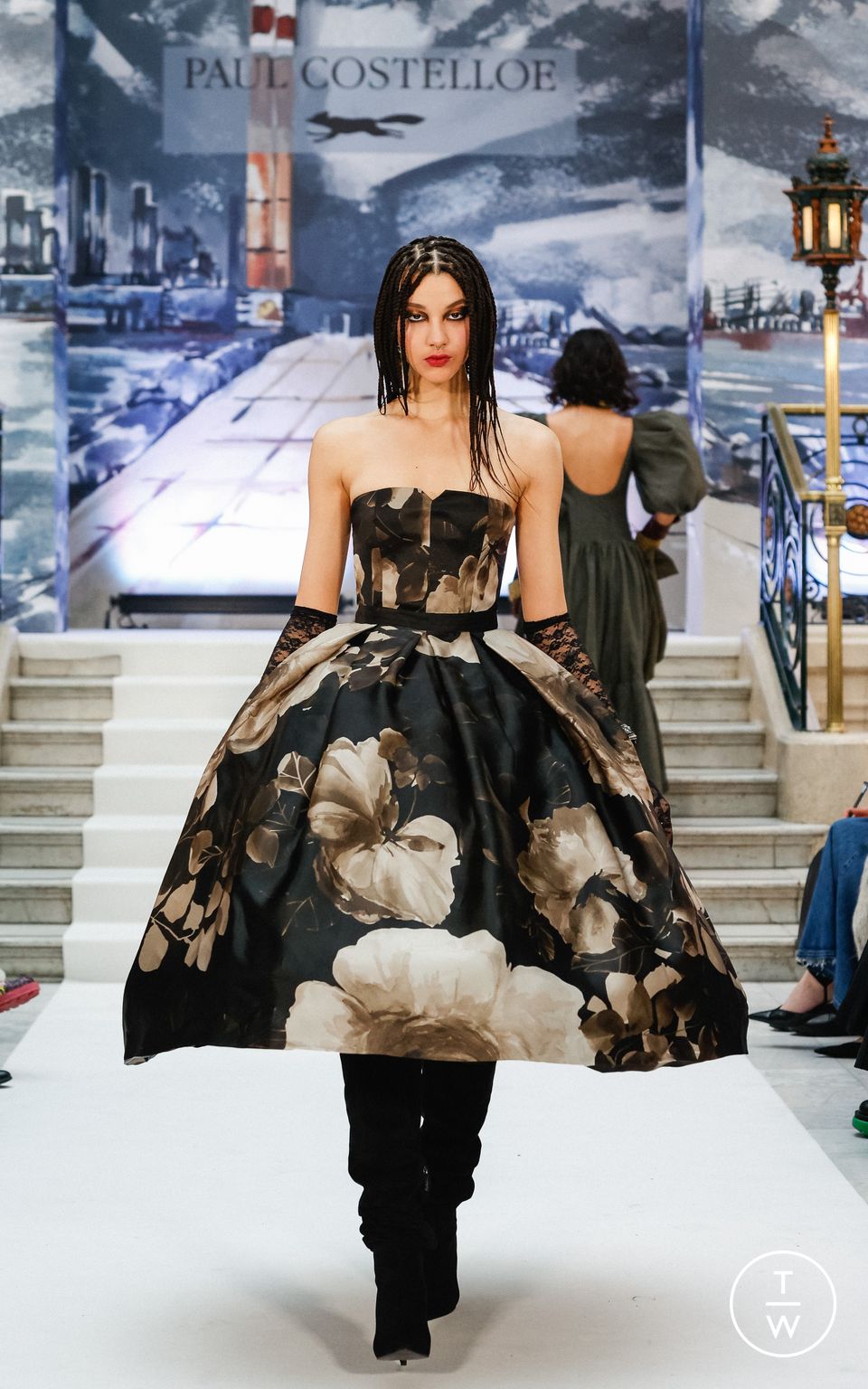 Fashion Week London Fall/Winter 2023 look 40 de la collection Paul Costelloe womenswear