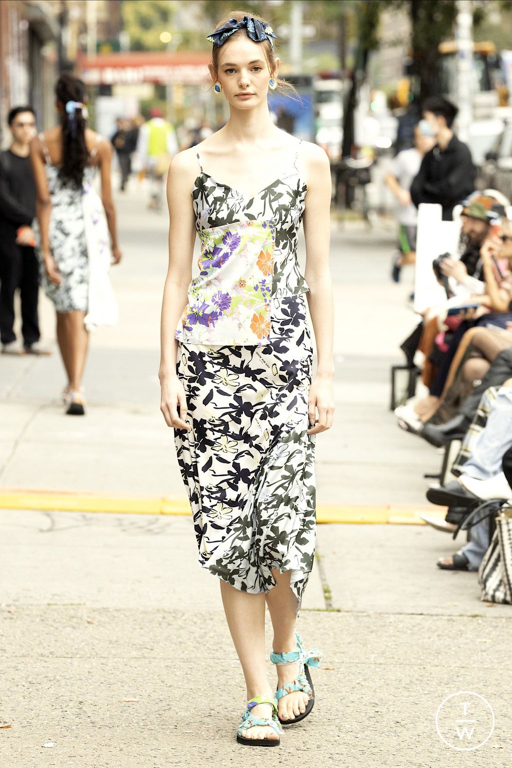 Fashion Week New York Spring/Summer 2023 look 21 from the SNOW XUE GAO collection womenswear