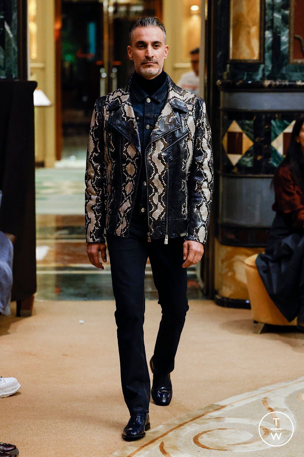 Fashion Week Milan Fall/Winter 2023 look 14 de la collection Billionaire menswear