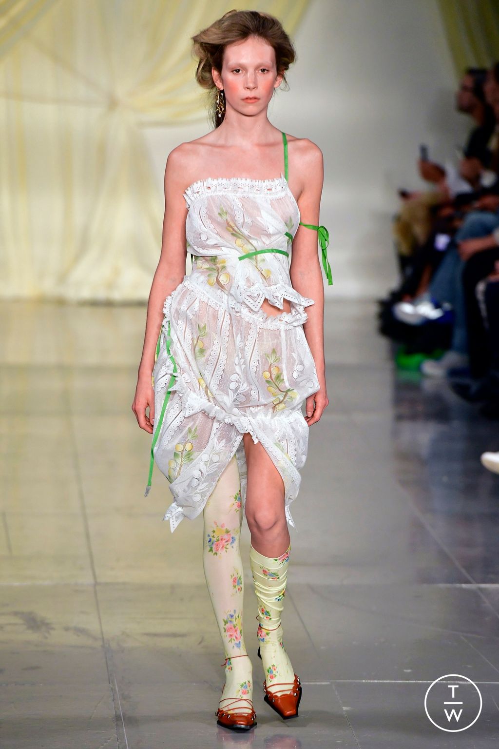Fashion Week London Spring/Summer 2023 look 11 from the Yuhan Wang collection 女装